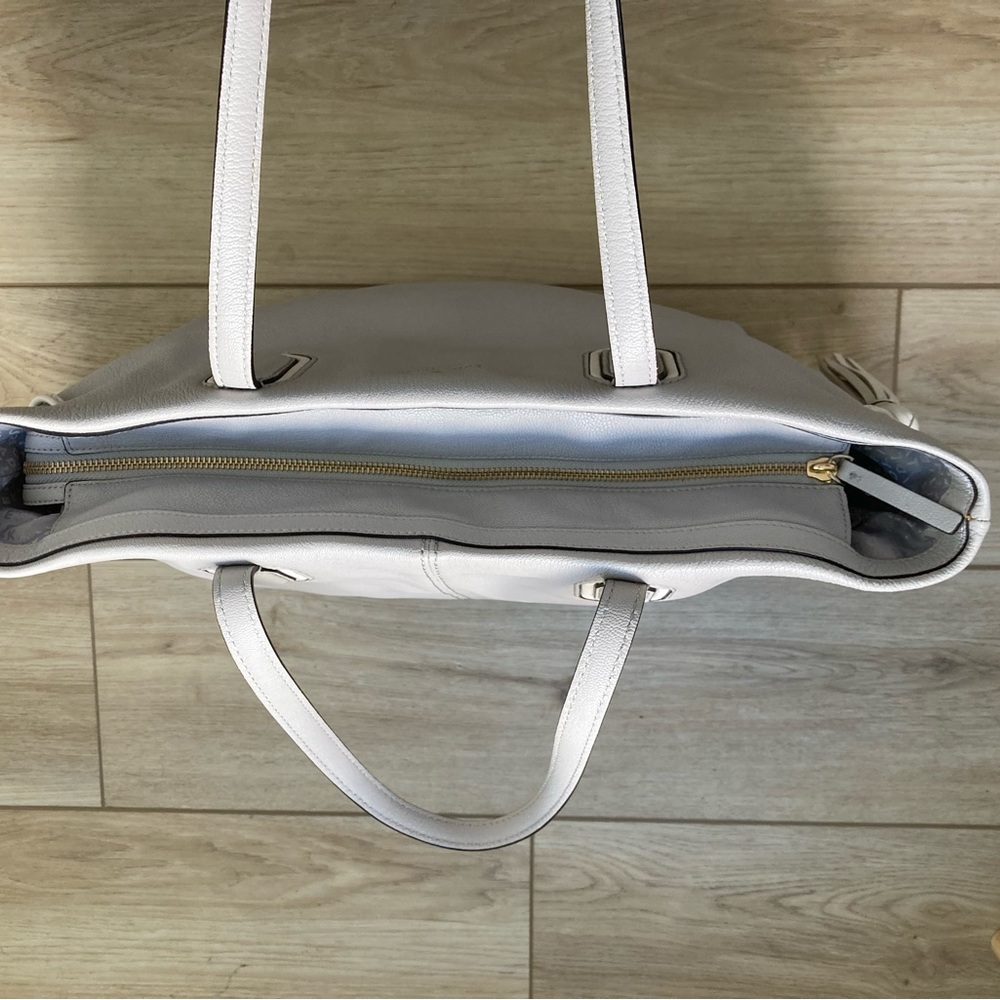 Grey Kate Spade bag with white stitching and zipper top - Picture 4 of 7